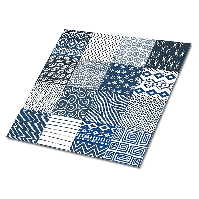 Tulup Wandfliese - Glänzend - Blau-weißes Patchwork-Muster mit verschiedenen geometrischen und organischen Designs, wie eine dekorative Matte oder Fliese.