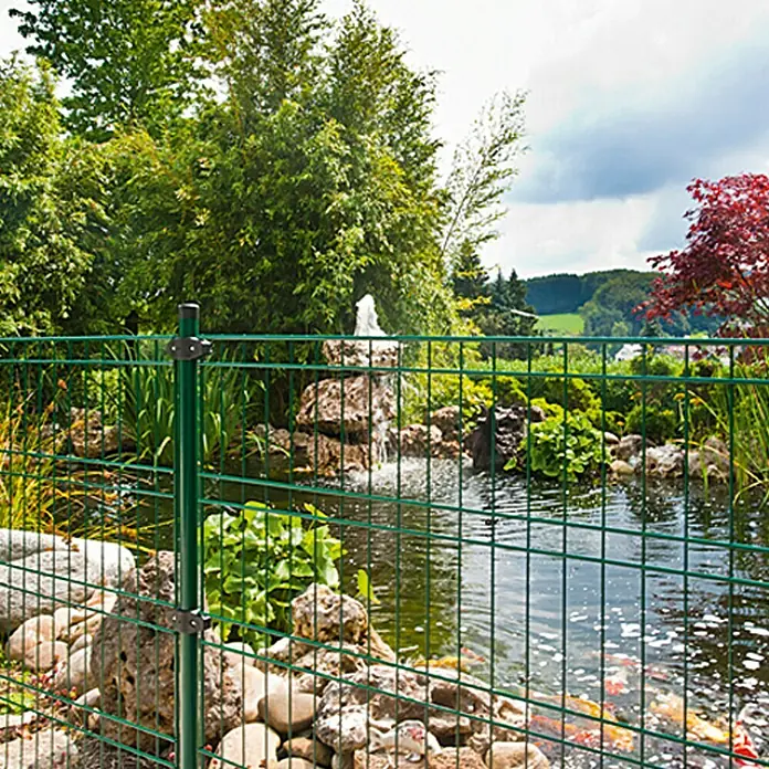 Stabilit Mattenzaun - 2 x 1,25 m, Grün - Grüner Doppelstabmattenzaun um einen Teich mit Springbrunnen, der Sicherheit und stilvolle Gartengestaltung vereint. Robuster Zaun für dauerhaften Schutz.