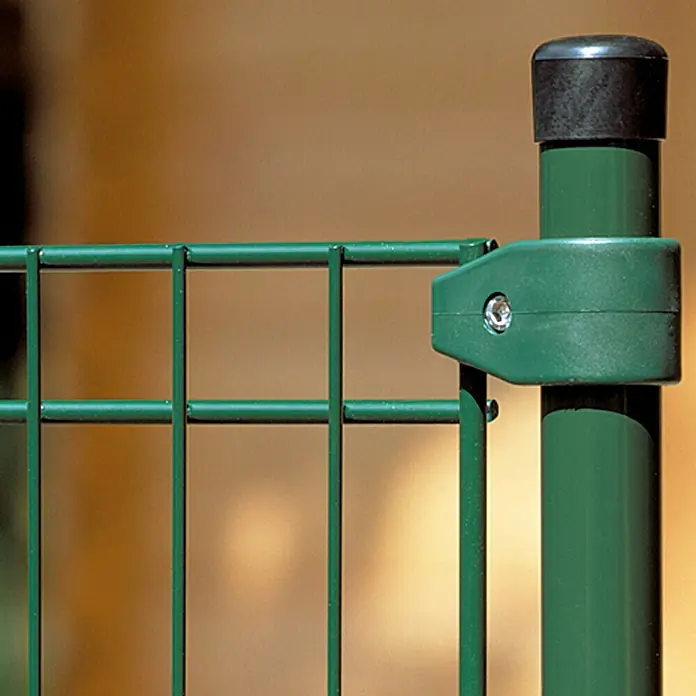 Stabilit Zaunpfosten - Grün, Länge: 1.200 mm, Durchmesser: 34 mm, Metall - Nahaufnahme eines grünen Metallzauns mit einem schwarzen Pfostenkopf und einer grünen Halterung, die das Gitter befestigt.
