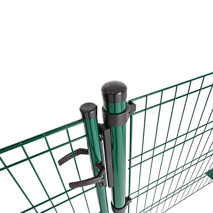 Stabilit Zaunpfosten - Grün, Länge: 1.200 mm, Durchmesser: 34 mm, Metall - Nahaufnahme eines grünen Gartenzauns mit Metallpfosten und schwarzem Griff. Ideal für Gartenbegrenzungen.
