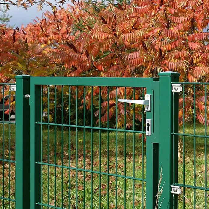 Hadra Zauntor - 1 x 1,6 m, Grün, Metall - Bild einer grünen Gartenzauntür mit Griff und Schloss vor einem Baum mit roten Blättern.