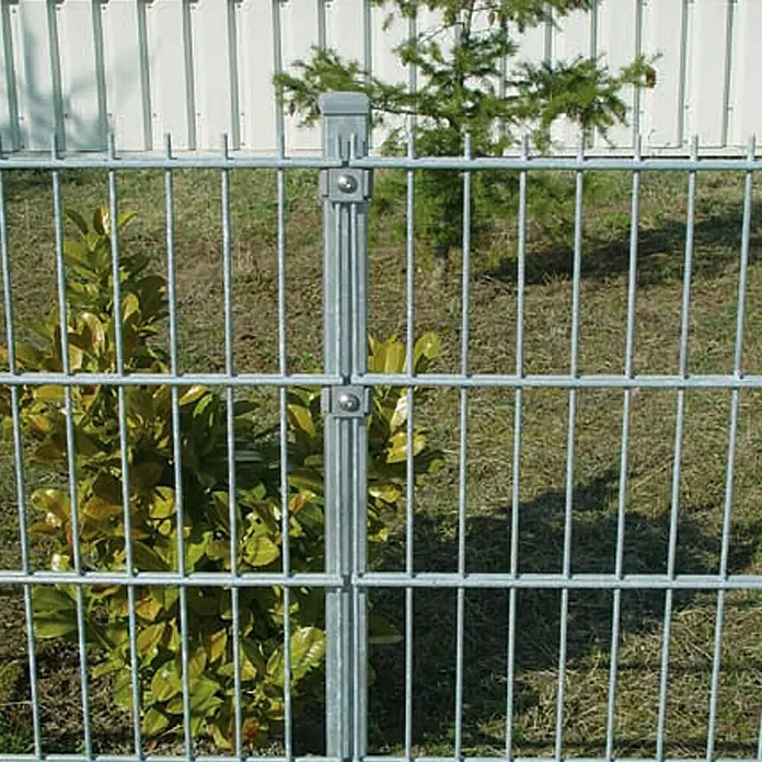 Hadra Zaunpfosten - Höhe: 1.500 mm, Silber, Metall - Nahaufnahme eines stabilen Metallzauns mit senkrechten Stäben und Pflanzen im Hintergrund. Der Zaun wirkt robust und langlebig.