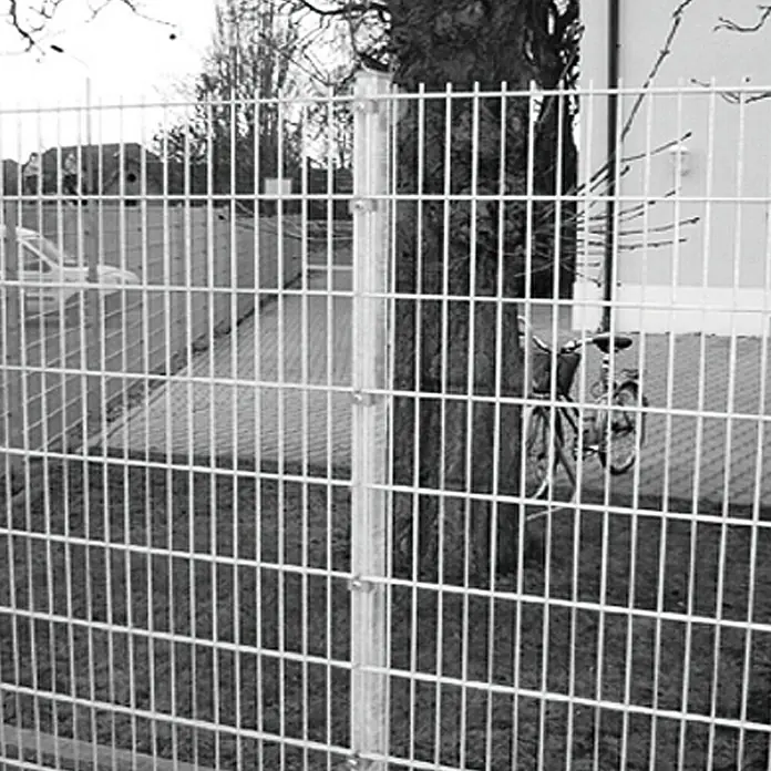 Hadra Zaunpfosten - Höhe: 1.750 mm, Silber, Metall - Nahaufnahme eines Maschendrahtzauns, der ein Grundstück abgrenzt und Sicherheit bietet. Der Zaun ist stabil und langlebig.