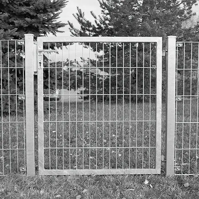 Hadra Zauntor - 1 x 1,2 m, Silbergrau, Metall - Das Bild zeigt ein Metalltor mit einem Maschendrahtzaun. Das Tor ist grau und befindet sich in einem Garten mit Bäumen im Hintergrund.