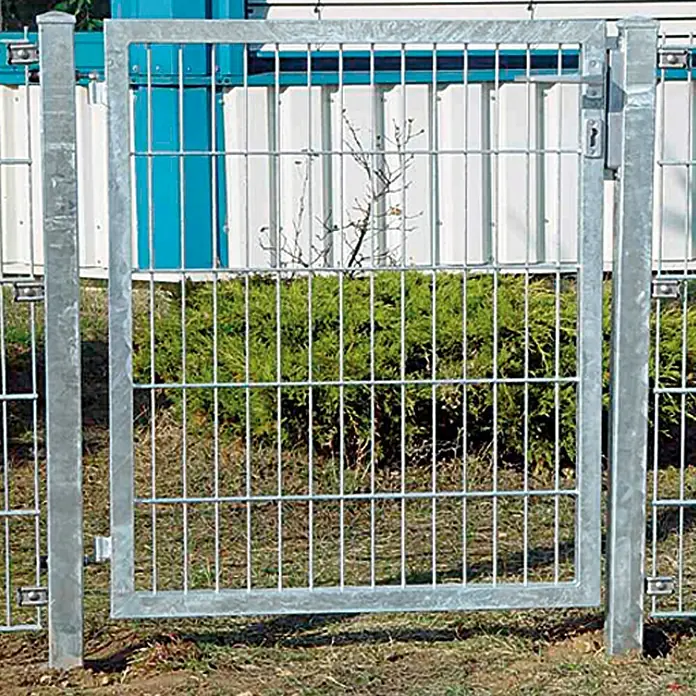 Hadra Zauntor - 1 x 1 m, Silbergrau, Metall - Ein metallenes Gartentor mit rechteckiger Umrandung und vertikalen Stäben, eingebettet in eine grüne Hecke.
