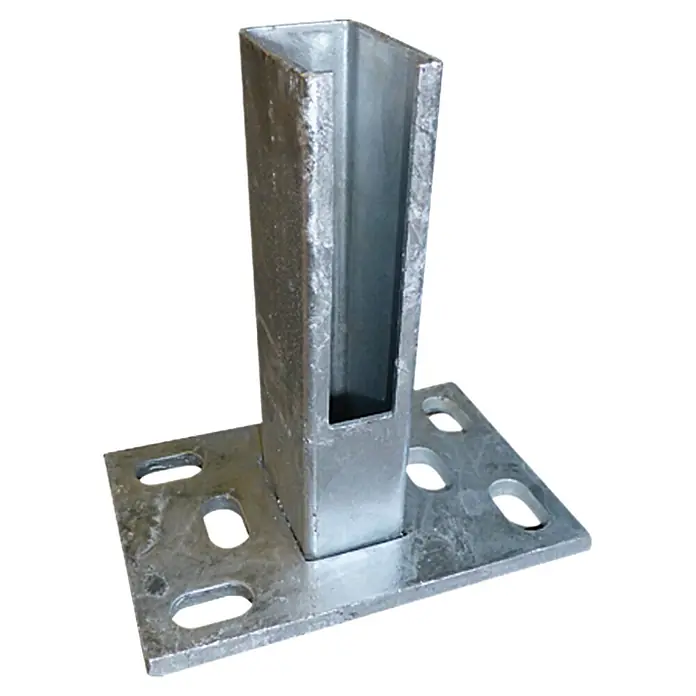Hadra Pfostenträger - Metall, Passend für: 60 x 40 mm Zaunpfosten - Das Bild zeigt eine verzinkte Pfostenstütze mit einer quadratischen Grundplatte und einer rechteckigen Aufnahme für Pfosten.