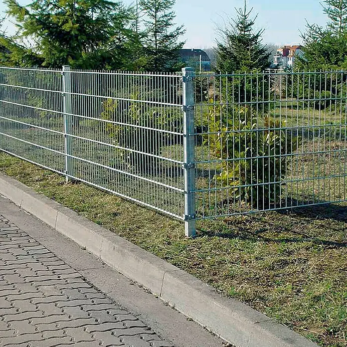 Hadra Mattenzaun SMALL - L x H: 2 x 1,03 m, Grau - Nahaufnahme eines robusten Drahtzauns aus Metall mit stabilen Pfosten und sicherem Design zur Grundstückseinfassung.