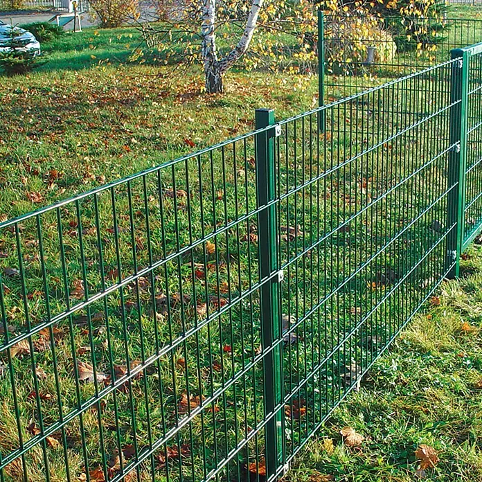 Hadra Mattenzaun SMALL - L x H: 2 x 1,23 m, Grün - Nahaufnahme eines grünen Doppelstabmattenzauns, der ein Grundstück umgibt und für Sicherheit und Privatsphäre sorgt.