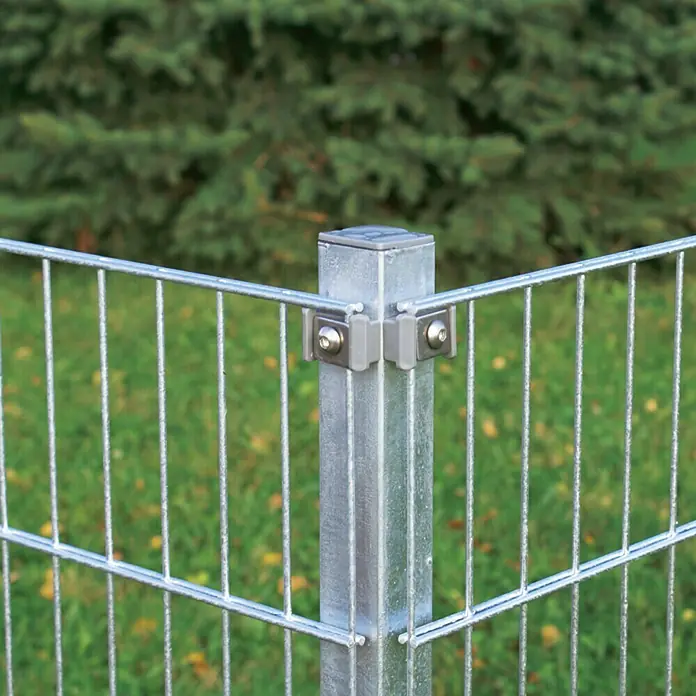 Hadra Eckpfosten Small - Höhe: 125 cm, Silber - Nahaufnahme eines Metallzaunpfostens mit Drahtgitterbefestigung. Ideal für robuste und sichere Zaunlösungen im Garten oder auf dem Grundstück.