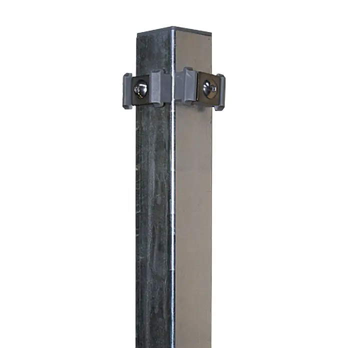 Hadra Eckpfosten - Grau, 50 x 50 x 1.500 mm - Nahaufnahme einer silberfarbenen Stange mit grauen Halterungen. Die Stange hat eine rechteckige Form und glänzt im Licht, was ihr eine elegante Ausstrahlung verleiht.