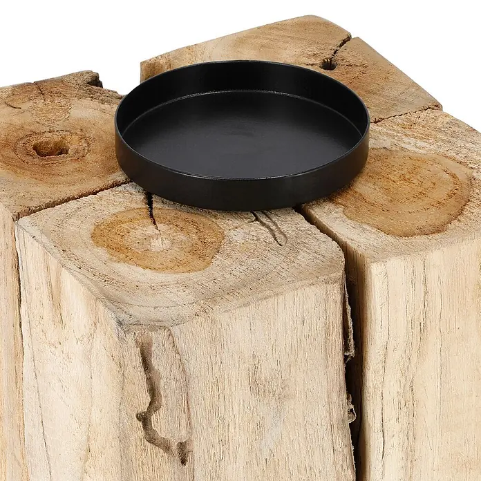 Kerzenständer Erosion - 18 x 18 x 118 cm, Holz, Braun - Eine schwarze, runde Metallschale ruht auf mehreren hellen, grob behauenen Holzblöcken.