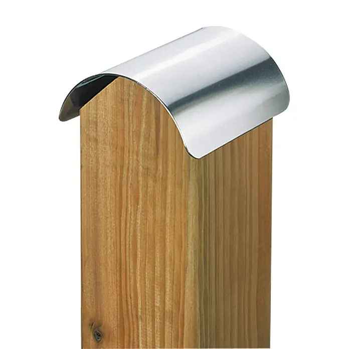 Alberts Pfostenkappe - 90 x 90 mm - Das Bild zeigt eine hölzerne Zaunpfostenkappe aus Metall. Sie schützt den Pfosten vor Witterungseinflüssen und verleiht ihm ein stilvolles Aussehen.