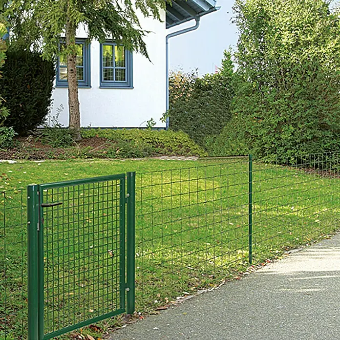 Zauntor100 x 100 cm, Grün, Metall - Ein grüner Maschendrahtzaun mit Tor trennt einen Garten vom Weg und bietet Sicherheit und Privatsphäre für das Haus im Hintergrund.