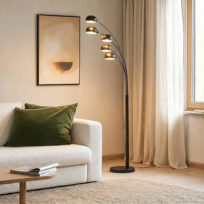 Lindby Stehleuchte Jewa - schwarz, schwarz, E14 - Schwarze Stehleuchte mit fünf verstellbaren Köpfen, die ein Wohnzimmer neben einem Sofa beleuchtet.
