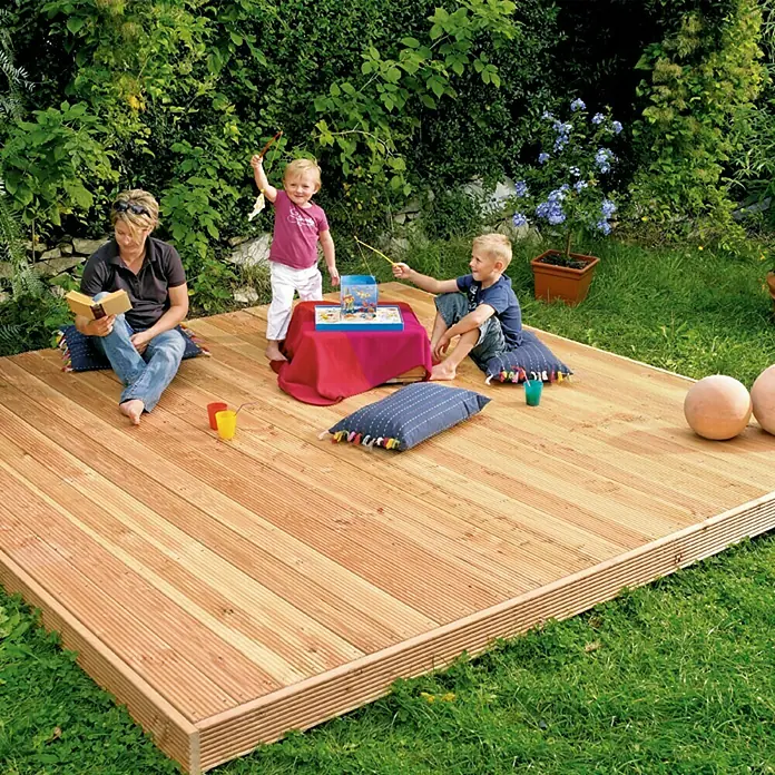 Terrassendiele - Douglasie, 200 x 14,5 x 2,8 cm, Rötlich gelblich - Familie entspannt sich auf einer modernen Holzterrasse im Garten.