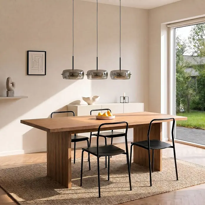 Lucande LED Pendelleuchte in schwarz, dimmbar Hängelampe -  - Moderner Essbereich mit langem Holztisch, schwarzen Stühlen und drei grauen Glaspendelleuchten.