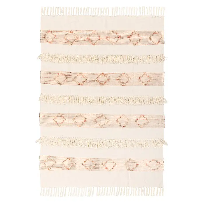 Wohndecke Bohist 225 - 130 x 170 cm, Rosa/Creme, 90 % Wolle, 10 % Baumwolle - Cremeweißer, strukturierter Teppich mit horizontalen Fransenbändern und hellbraunen Rautenmustern.