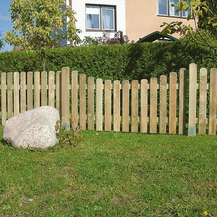 Vorgartenzaun - Gerade - Holzzaun vor einem Rasen mit großem Stein. Der Zaun bietet einen rustikalen Charme und grenzt den Gartenbereich ein.