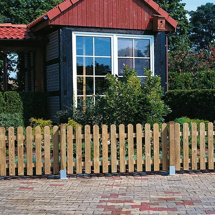 Vorgartenzaun - Gerade - Holzzaun vor einem Haus.