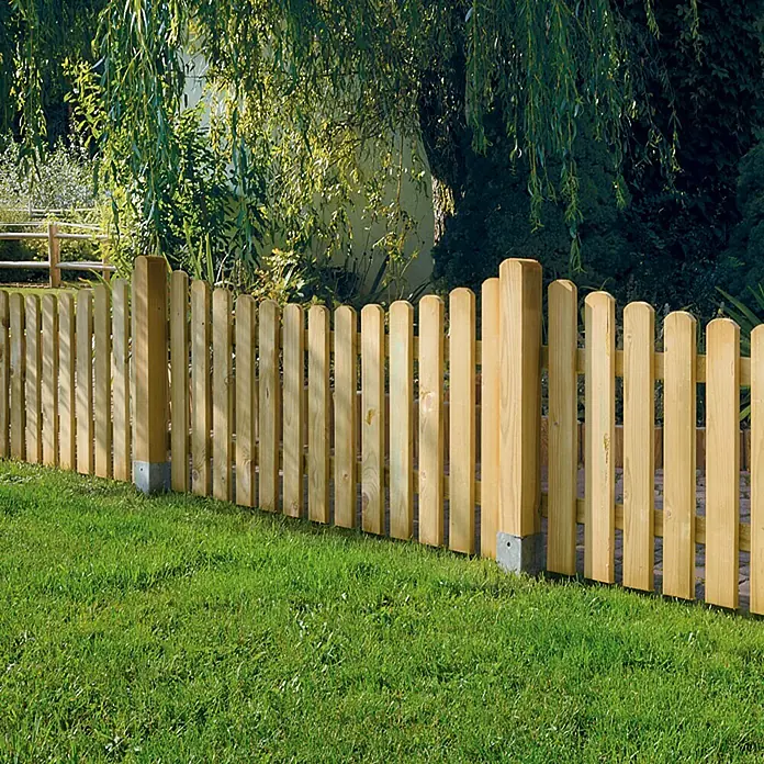 Vorgartenzaun - Abwärtsgebogen - Ein Holzzaun mit abgerundeten Latten steht auf einem grünen Rasen und bietet eine natürliche Abgrenzung für Gärten und Grundstücke.