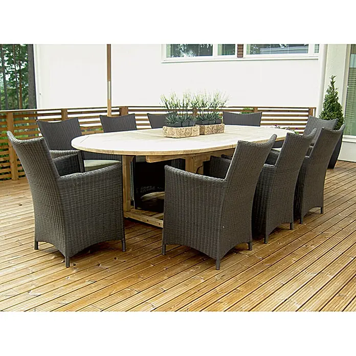 Rettenmeier Tarima para terraza termotratada - L x An x Es: 300 x 11,7 x 2,6 cm, Pino - Conjunto de comedor con mesa ovalada y 10 sillas de ratán en una terraza de madera, con plantas en el centro.
