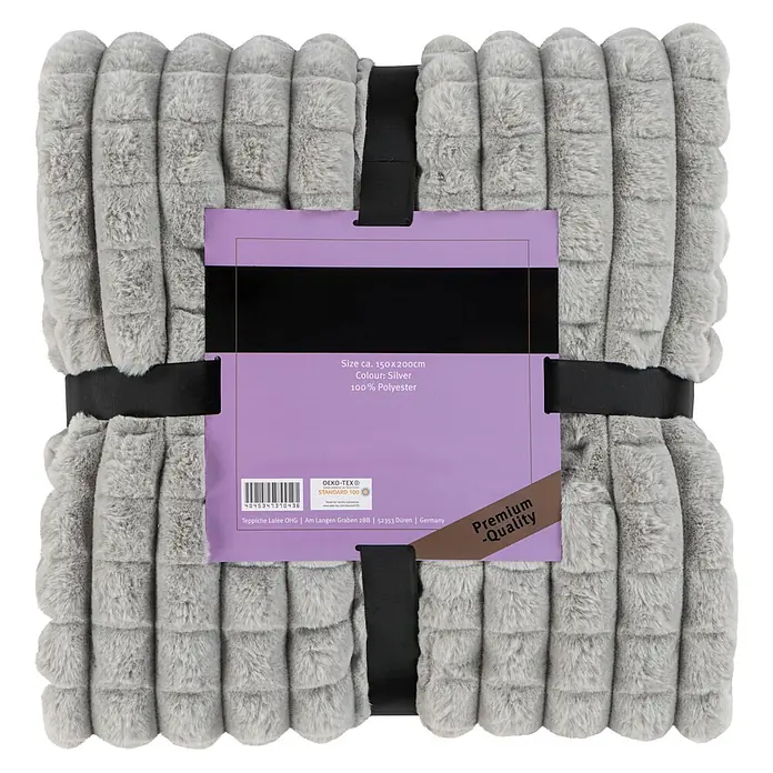 Wohndecke Spa Essence 125 - 150 x 200 cm, Silber, 100 % Polyester - Graue gerippte Kunstfelldecke aus 100% Polyester, mit schwarzen Bändern und lila Etikett gebunden.