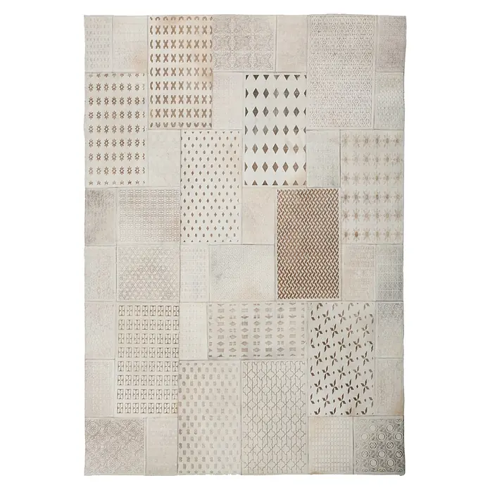 Kayoom Lederteppich Gleam 560 - Weiß, 170 x 120 cm, 100 % Leder - Ein beiger und brauner Patchwork-Teppich mit verschiedenen geometrischen und abstrakten Mustern.