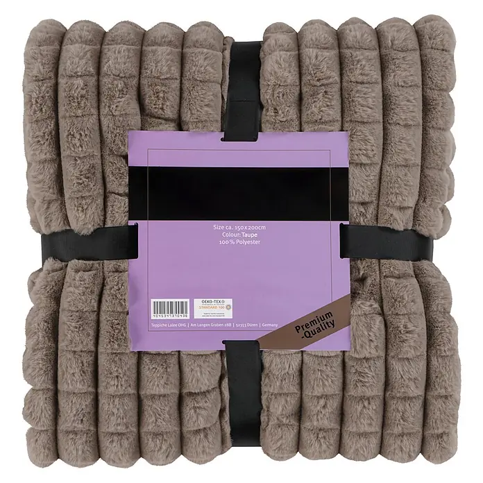 Wohndecke Spa Essence 125 - 150 x 200 cm, Taupe, 100 % Polyester - Gefaltete taupefarbene Plüschdecke mit gerippter Textur, mit schwarzem Band und Produktetikett umwickelt.