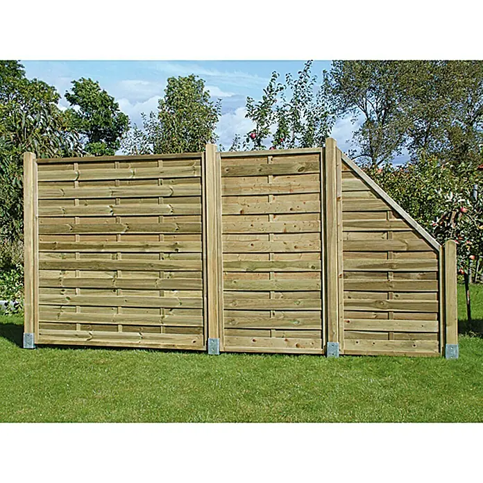 Sichtschutzelement Hamburg - 100 x 157/180 cm, Gerade - Holzzaun mit waagerechten Brettern auf einer grünen Wiese, der den Garten begrenzt und Privatsphäre bietet.