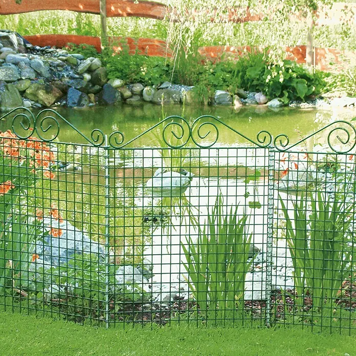 Bellissa Teichschutzzaun Ambiente - 76 x 95 cm - Nahaufnahme eines Gartenteichs mit einem dekorativen grünen Drahtzaun, der den Bereich abgrenzt und vor neugierigen Blicken schützt.