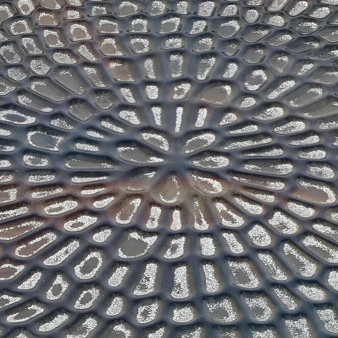 Deko-Tablett Leonie - Schwarz, Metall - Dunkle Metalloberfläche mit einem radialen Muster aus erhabenen, helleren Zellen.