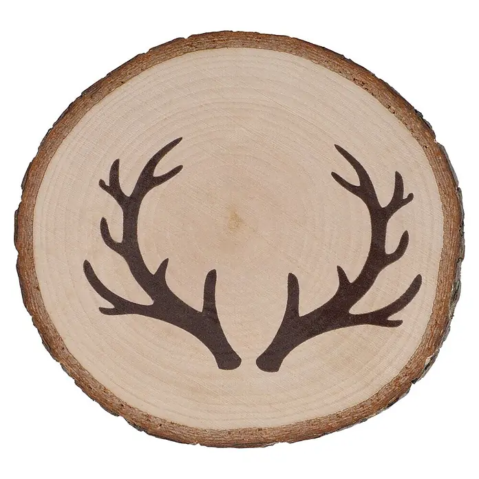 Untersetzer - 1 Stk., Sortiert, Durchmesser: 10 cm - Runde, helle Holzscheibe mit natürlicher Rinde und dunklem Geweihmotiv.