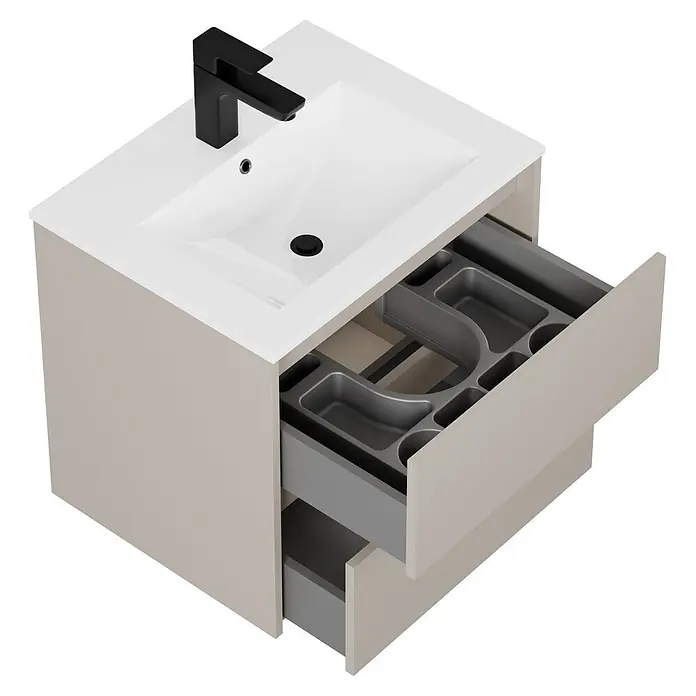 Riva Sabbia Badmöbel-Set - Gesamtbreite Badmöbel: 61,5 cm, Kaschmir, Matt - Hellbeiger Badschrank mit integriertem weißem Waschbecken, schwarzem Wasserhahn und offener Schublade mit grauen Organizern.