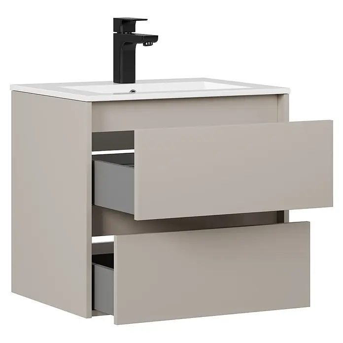 Riva Sabbia Badmöbel-Set - Gesamtbreite Badmöbel: 61,5 cm, Kaschmir, Matt - Hellebeige Badmöbel mit weißem Waschbecken, schwarzem Wasserhahn und zwei geöffneten Schubladen.