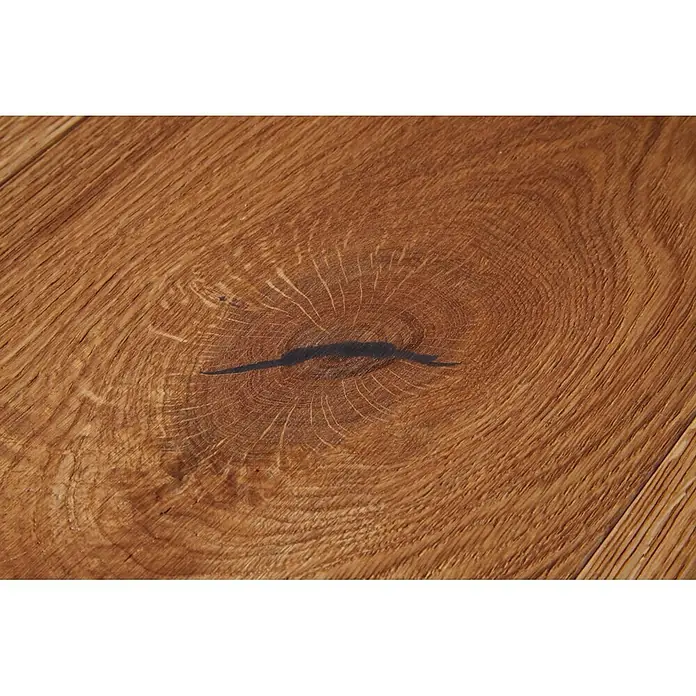 Parkett Eiche Bochum - Braun, Landhausdiele, 1.900 x 150 x 14 mm - Nahaufnahme einer warmbraunen Holzoberfläche mit deutlicher Maserung und einem markanten dunklen Ast in der Mitte.