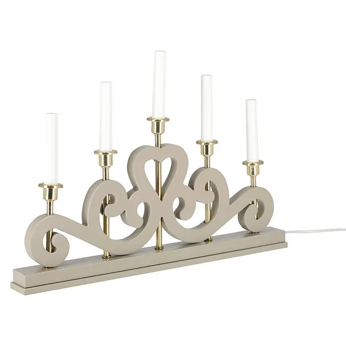 Markslöjd LED-Lichterbogen Eneby - L x B x H: 47 x 5 x 36 cm, Warmweiß, Greige - Hellbrauner dekorativer 5-Kerzenständer mit goldenen Akzenten und weißen elektrischen Kerzen.