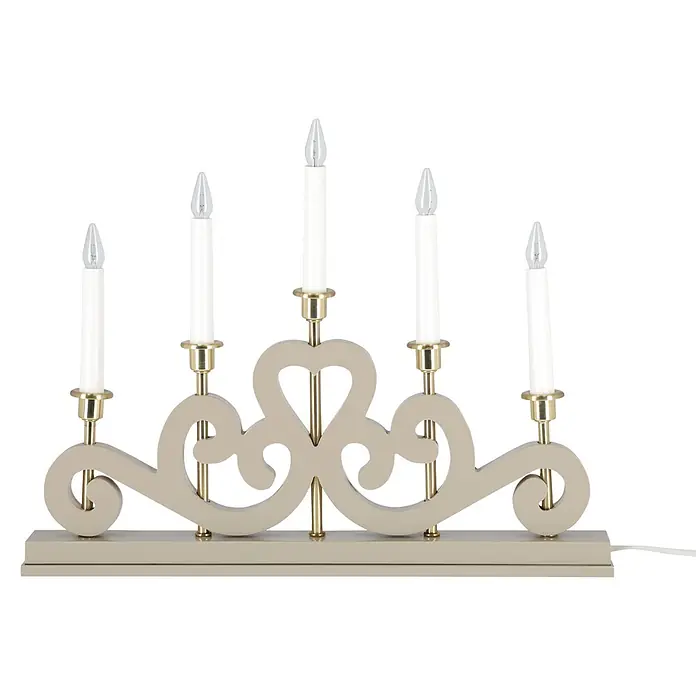 Markslöjd LED-Lichterbogen Eneby - L x B x H: 47 x 5 x 36 cm, Warmweiß, Greige - Fünfflammiger elektrischer Kerzenständer mit beigem Holzsockel und goldfarbenen Haltern.