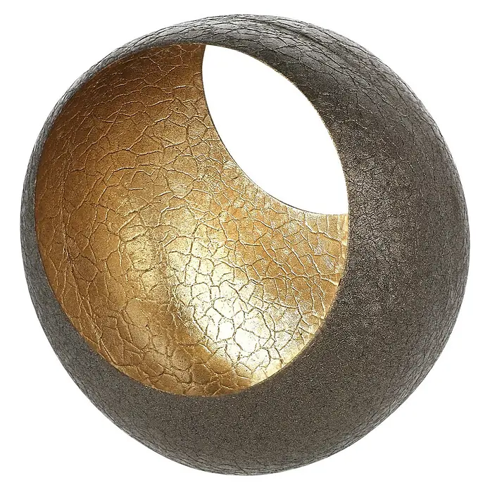 Teelichthalter Izzy - Durchmesser: 11 cm, Metall, Bronze - Strukturierte Dekokugel, dunkle Außenseite mit goldener, rissiger Innenseite, die durch eine Aussparung sichtbar ist.