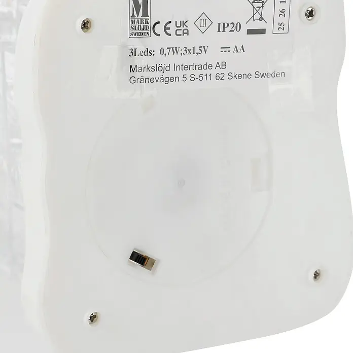 Markslöjd LED-Weihnachtsdekoleuchte Dale - 14,5 x 13 x 26 cm, Weiß/ Transparent, Batteriebetrieben, LED - Weiße Kunststoffbasis eines Produkts mit Markslöjd-Etikett, 3 LEDs, 0,7W, 3x1,5V, AA-Batterieanforderung und CE/UKCA-Kennzeichnung.