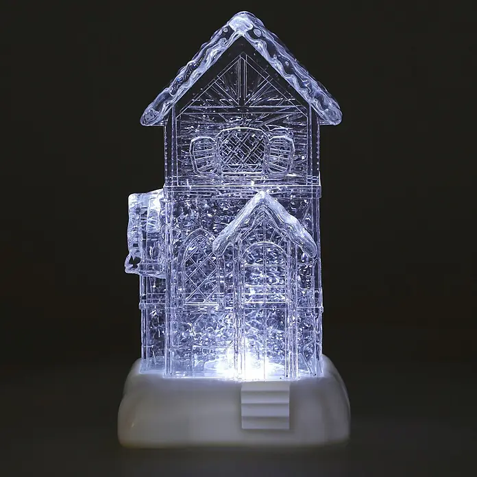 Markslöjd LED-Weihnachtsdekoleuchte Dale - 14,5 x 13 x 26 cm, Weiß/ Transparent, Batteriebetrieben, LED - Klares, beleuchtetes hausförmiges Dekorationsstück mit filigranen Details und weißem Sockel.