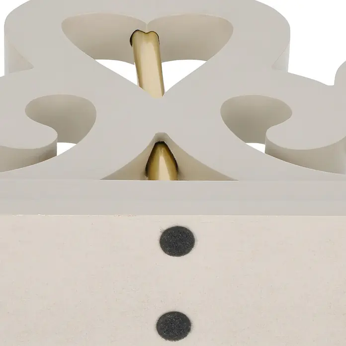 Markslöjd LED-Lichterbogen Eneby - L x B x H: 47 x 5 x 36 cm, Warmweiß, Greige - Weißer verzierter Ständer mit goldener Stange und Filzgleitern an der Basis.