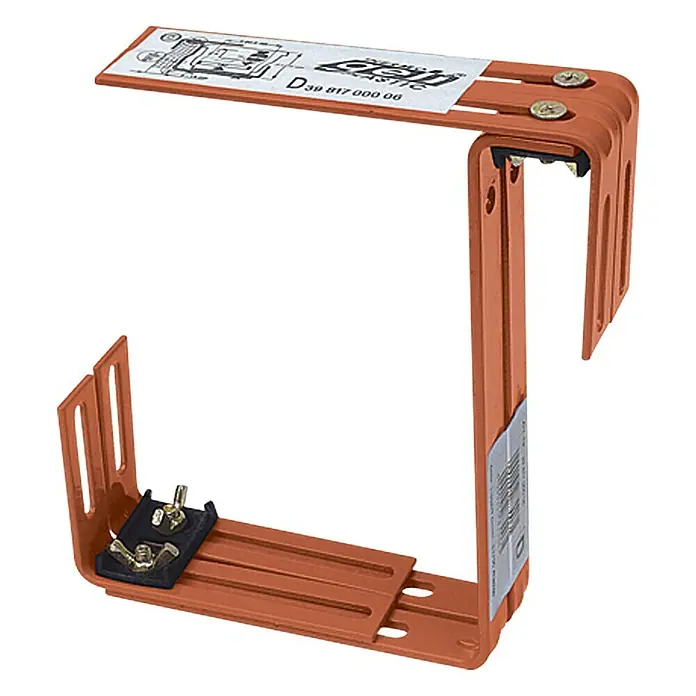 Geli Balkonkastenhalter Typ D - Terracotta, 2-fach verstellbar, 2 Stk. - Nahaufnahme einer orangefarbenen, verstellbaren Dachrinnenhalterung mit Befestigungselementen. Ideal für die sichere Installation von Dachrinnen.