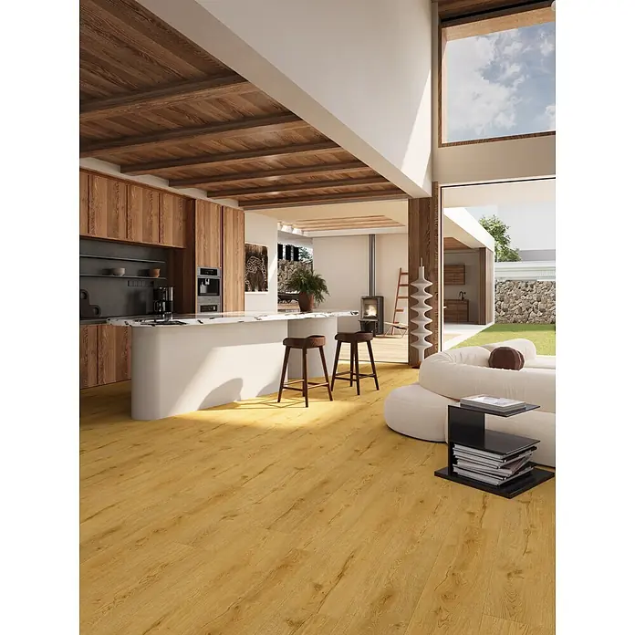 Vinylboden Rigid - Eiche Vestfold, Landhausdiele, 1.295 x 240 x 6 mm - Hell goldbraune Holzfußbodenbretter mit natürlicher Maserung, verlegt in einem geräumigen, modernen Wohnbereich.