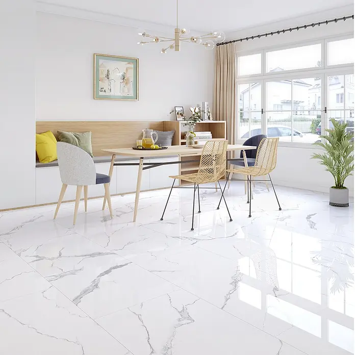 Vinylboden Rigid - Elegant Light, Fliese, 1.220 x 610 x 5 mm - Weiße Marmor-Bodenfliesen in einem hellen Essbereich, mit eleganten grauen Äderungen.