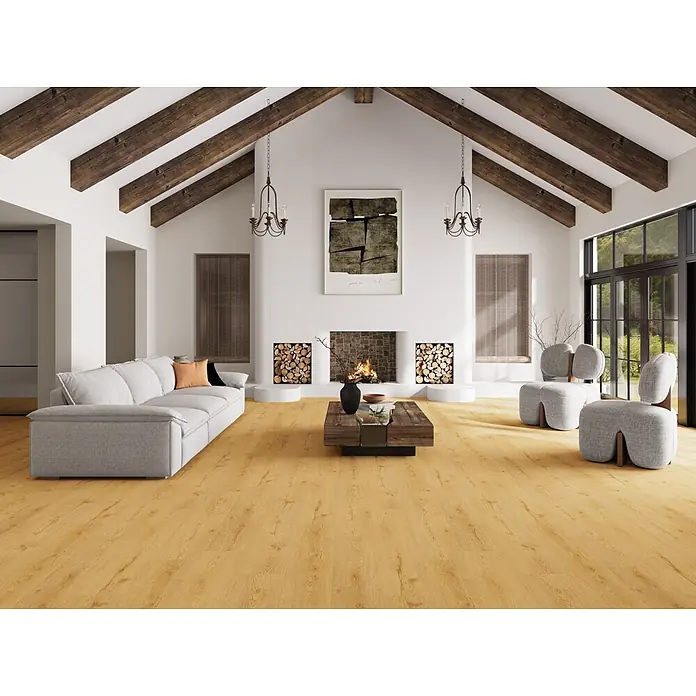 Vinylboden Rigid - Eiche Troms, Landhausdiele, 1.295 x 240 x 6 mm - Heller Naturholzboden in einem geräumigen Wohnzimmer, passend zu Möbeln und Kamin.