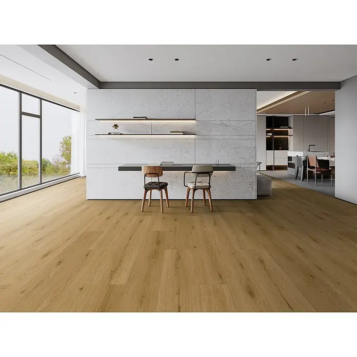 Vinylboden Rigid - Eiche Mandal, Landhausdiele, 1.295 x 240 x 6 mm - Heller Holzplankenboden in einem modernen, geräumigen Zimmer mit Tageslicht von einem großen Fenster.