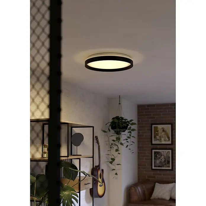 Eglo LED-Deckenleuchte rund Moschettino-Z - 28 W, Schwarz, Weiß, Durchmesser: 491 mm - Eine runde Deckenleuchte mit schwarzem Rahmen und weißem Diffusor beleuchtet einen modernen Wohnraum.