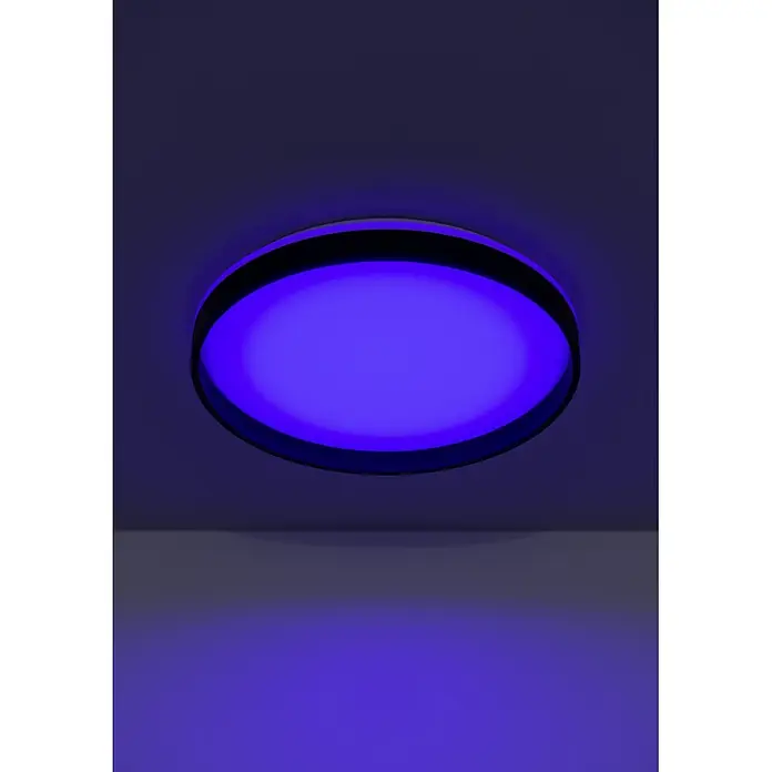 Eglo LED-Deckenleuchte rund Moschettino-Z - 28 W, Schwarz, Weiß, Durchmesser: 491 mm - Runde Deckenleuchte mit schwarzem Rahmen, die ein leuchtendes lila-blaues Licht auf die umliegenden Wände strahlt.