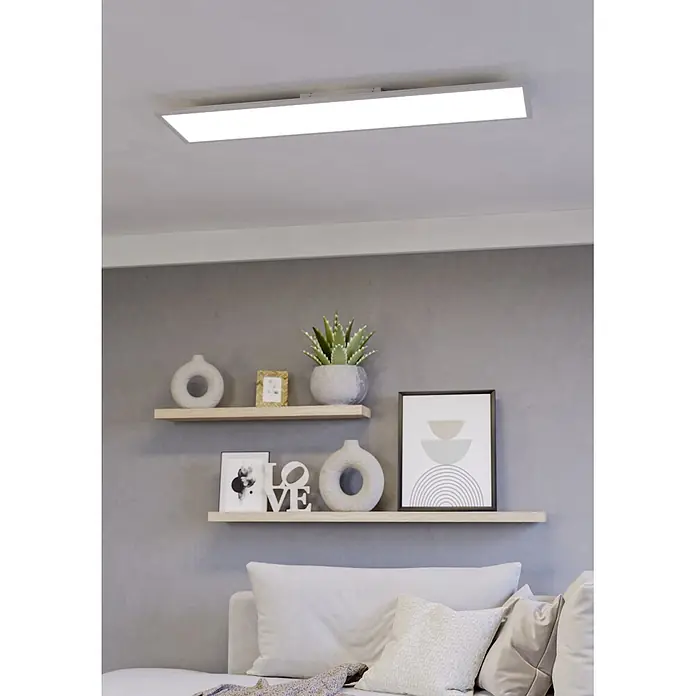 Eglo LED-Deckenleuchte Moradillo-Z - 21 W, L x B x H: 1.195 x 295 x 61 mm, Weiß, RGB - Längliche, rechteckige LED-Deckenleuchte in Weiß, bündig an einer hellgrauen Decke montiert, die einen modernen Wohnraum beleuchtet.