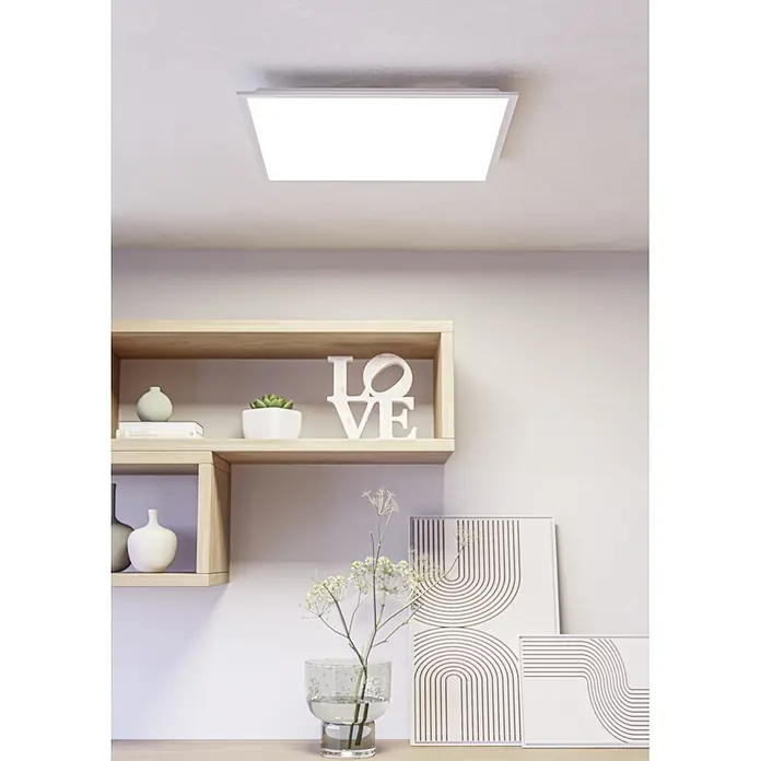 Eglo LED-Deckenleuchte Moradillo-Z - 21 W, L x B x H: 595 x 595 x 61 mm, Weiß, RGB - Weiße, rechteckige LED-Deckenleuchte, bündig an der Decke montiert, beleuchtet einen modernen Raum mit Regalen.